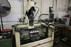 full-shot-engine-block-in-sunnen-hone-machine